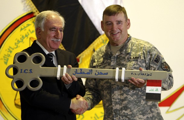 ملف:Major General Jerry Cannon dedicates a giant key to Iraq's Justice Minister Dara Noor-Eldeen.jpg