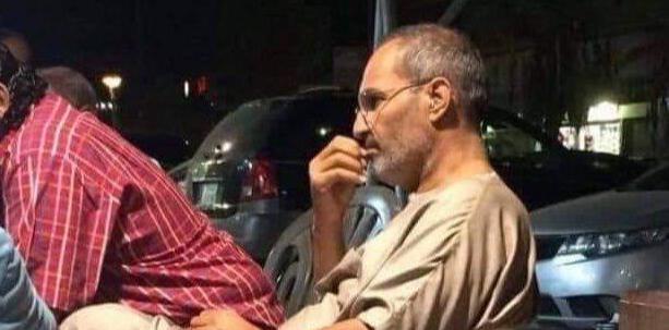 ملف:صورة نشرتها ذا صن لرجل يشبه ستيف جوبز يجلس على مقهى بالقاهرة، أغسطس 2019.jpg
