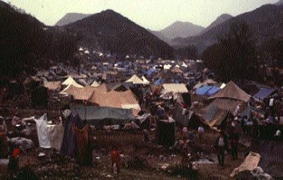 ملف:Kurdish refugees in camp sites along the Turkey-Iraq border, 1991.jpg
