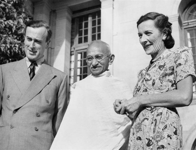 ملف:Mountbattens with Gandhi (IND 5298).jpg
