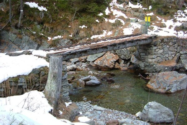 ملف:Vallorcine footpath bridge 2003-12-13.jpg