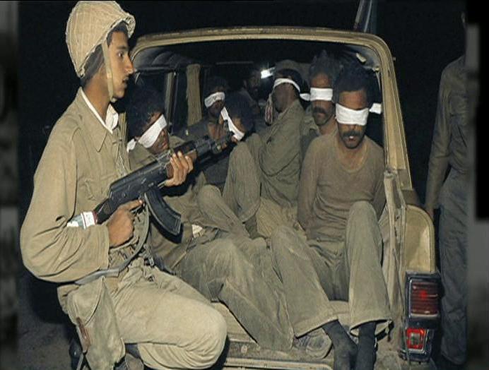 ملف:An Iranian soldier watching Iraqi captives sitting in a pickup truck.jpeg