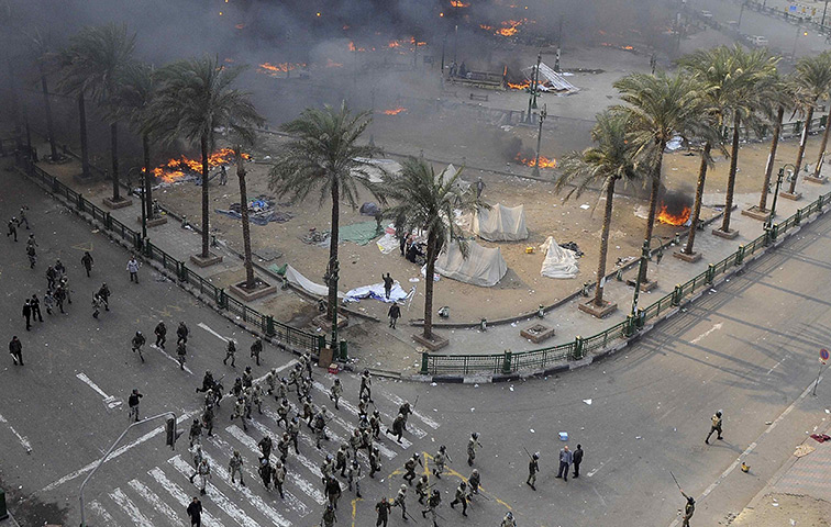 ملف:ملاحقة الشرطة العسكرية والجيش للثوار في ميدان التحرير وحرق خيامهم ديسمبر 2011.jpg