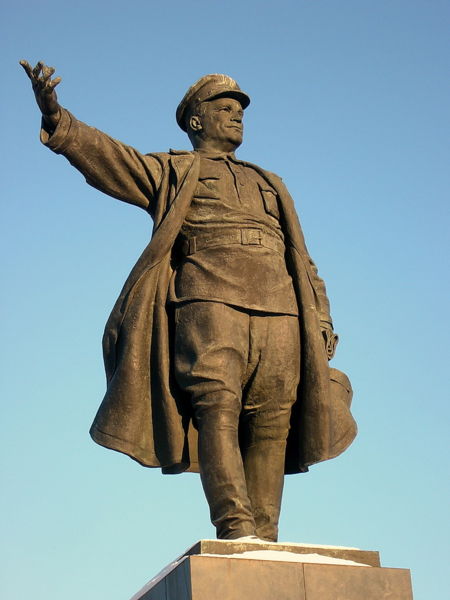 ملف:Sergey Kirov monument in Saint Petersburg.jpg