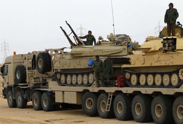 ملف:دبابات تابعة للجيش الليبية تتجه لبنغازي 16 مارس 2011.jpg