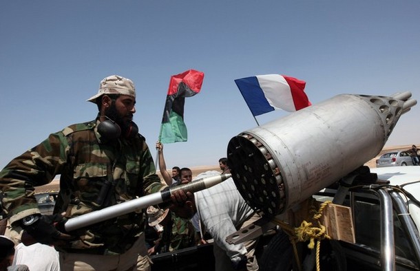 ملف:ثوار يجهزون مدفع موجه لقوات القذافي قرب البريقة 5 أبريل 2011.jpg