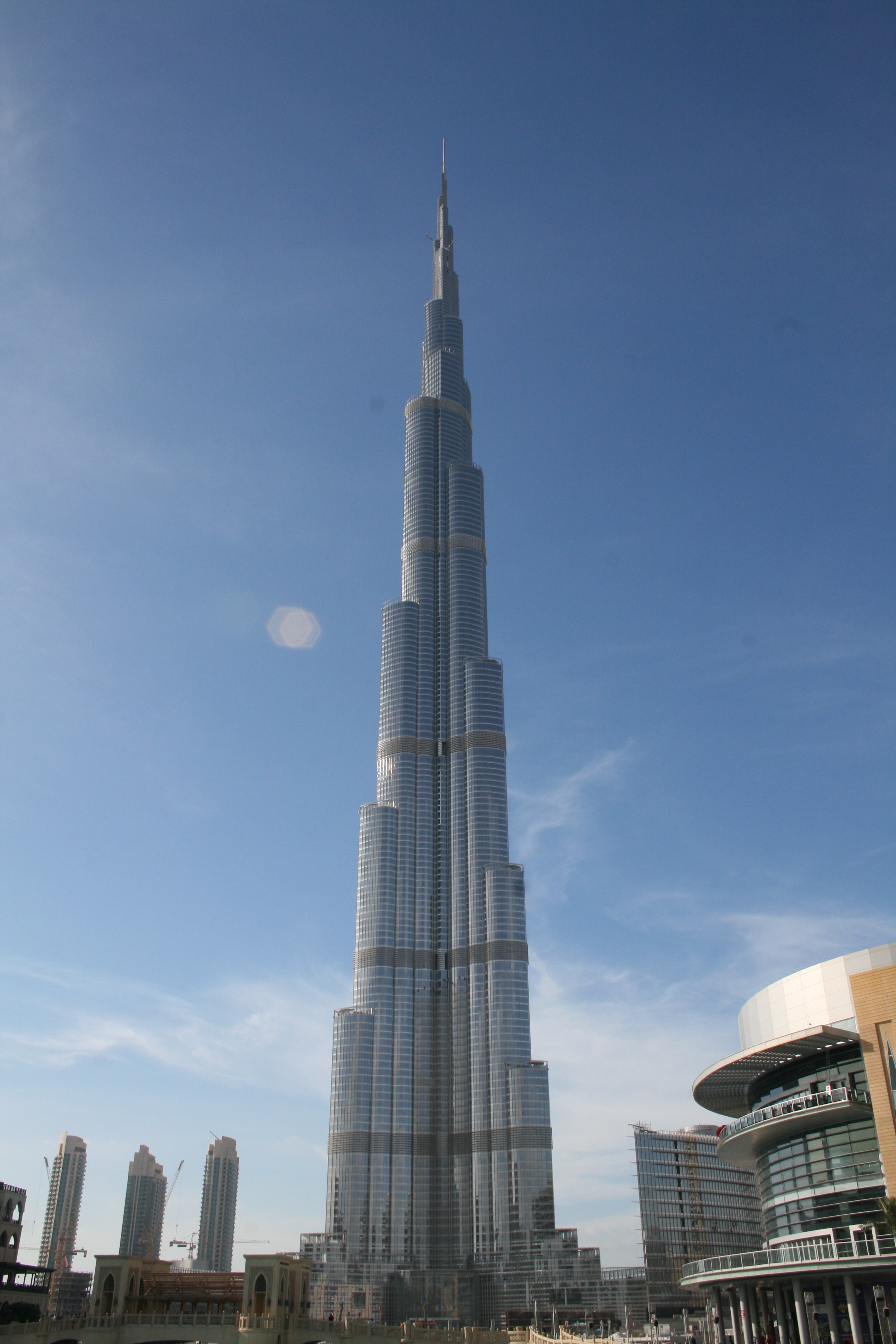 Самая высокая башня халифа. Бурдж-Халифа Дубай. Башня Бурдж Халифа в Дубае. Бурдж Халифа 2009. Кингдом Тауэр vs Бурдж Халифа.