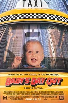 ملصق فيلم يصور رضيعًا في سيارة أجرة يشاهد بسعادة هذه المباني. عنوان "Baby's Day Out" ، نص "عندما اتصلت المدينة الكبيرة ، كان عليه أن يجيب. ولد ليصبح هزيلًا" ، وأسماء الممثلين والمخرج والمنتج والملحن الموسيقي ، وتاريخ الإصدار يظهر في أسفل ملصق الفيلم.