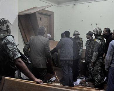 ملف:الجيش والمواطنون يسيطرون على مقر مباحث أمن الدولة في القاهرة.jpg