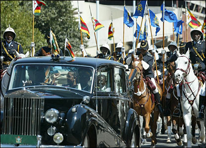 ملف:Mugabe procession.png