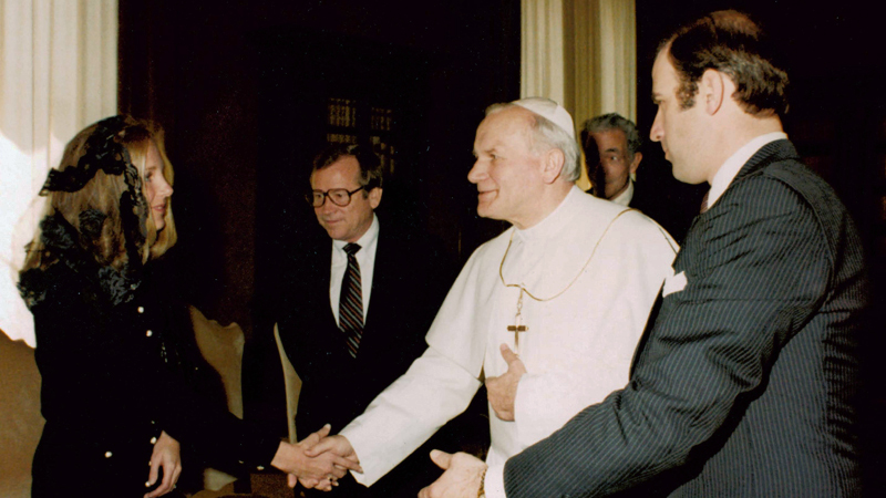 ملف:Pope John Paul II with Joe and Jill Biden.jpg