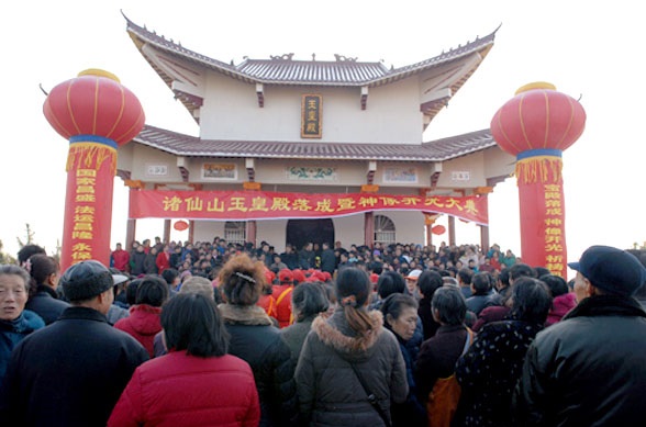 ملف:Worship at an ancestral temple in Hong'an, Hubei, China.jpg