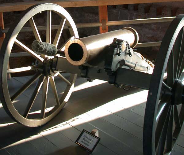 ملف:12 pounder mountain howitzer on display at Fort Laramie in eastern Wyoming.jpg