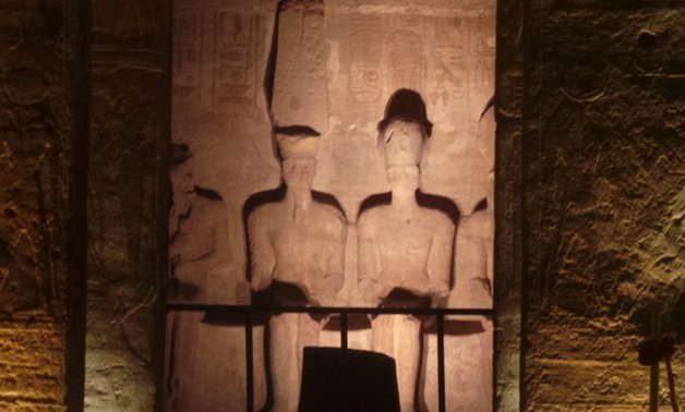 ملف:تعامد الشمس على تمثالي رمسيس الثاني في معبد أبوسمبل، 22 فبراير 2019.jpg