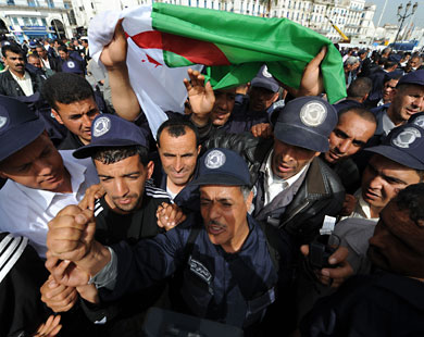 ملف:عناصر الحرس البلدي أثناء تجمعهم بساحة الشهداء وسط الجزائر العاصمة.jpg