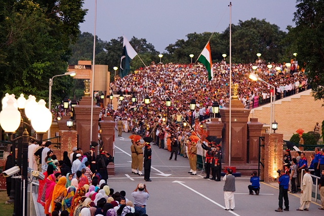 ملف:International border at Wagah - evening flag lowering ceremony.jpg