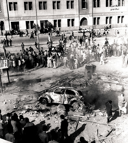 ملف:المتظاهرون في أحداث إنتفاضة الخبز 1977 أمام محطة مصر بميدان رمسيس بالقاهرة.jpg