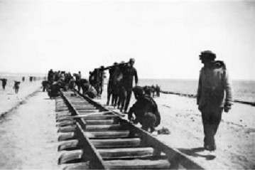 ملف:Hejaz Rail track laying near Tabuk 1906.jpg