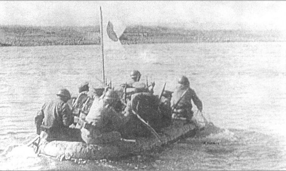 ملف:Japanese soldiers cross Khalkhyn Gol river 1939.jpg