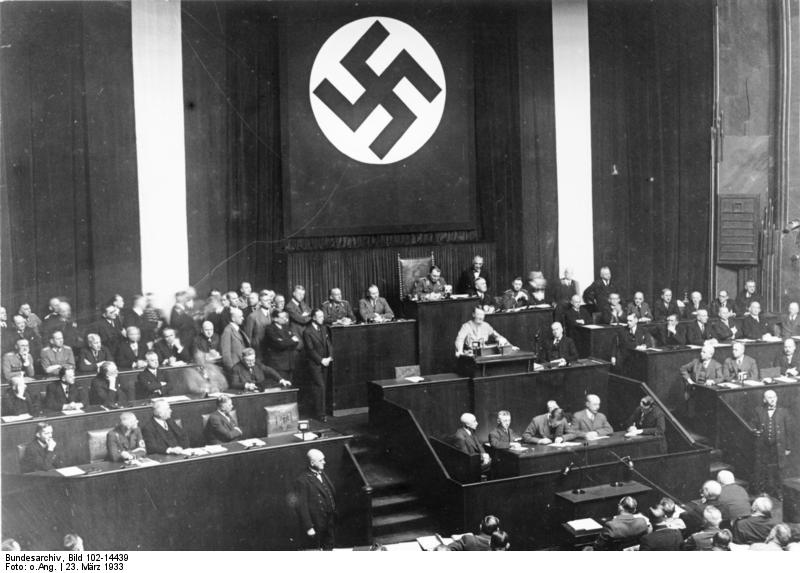ملف:Bundesarchiv Bild 102-14439, Rede Adolf Hitlers zum Ermächtigungsgesetz.jpg