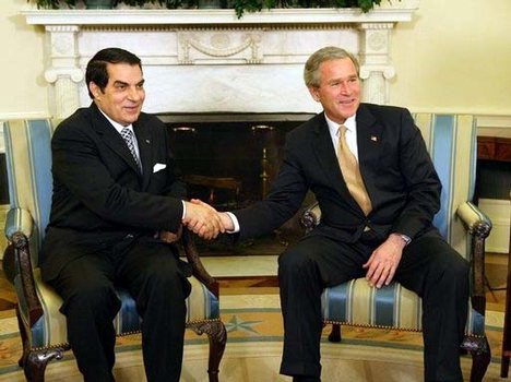 ملف:زين العابدين بن علي يصافح جورج و بوش في البيت الأبيض.jpg