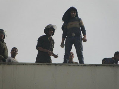 ملف:أفراد من الشرطة أعلى سطح مجلس الوزراء اثناء معركة ديسمبر 2011.jpg