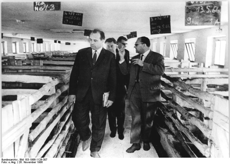 ملف:Bundesarchiv Bild 183-1986-1126-307, LPG Golßen, Besuch durch KPdSU Delegation.jpg