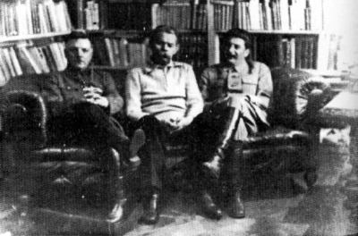 ملف:Stalin-Gorky-Voroshilov.1931.jpg