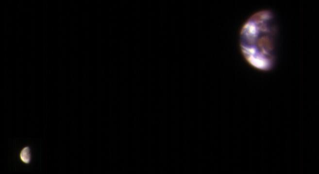 ملف:PIA21260 - Earth and Its Moon, as Seen From Mars.jpg