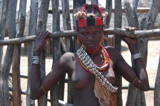 ملف:فتاة من السكان المحليين في أربع منج، إثيوبيا.jpg