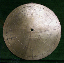 ملف:Astrolabio andalusí Toledo 1067 (M.A.N.) 01.jpg