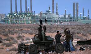 ملف:عناصر من قوات الجيش الوطني الليبي عند حقل الشرارة النفطي.jpg