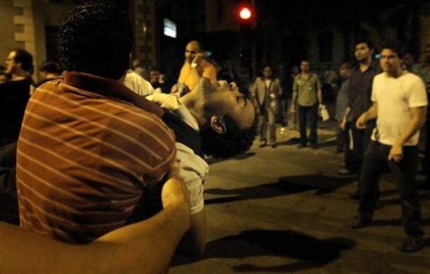 ملف:أحد المصابين في مظاهرات ميدان التحرير 29 يونيو 2011.jpg