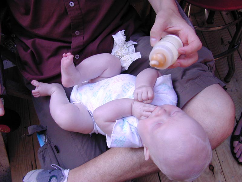 ملف:Infant with baby bottle.jpg