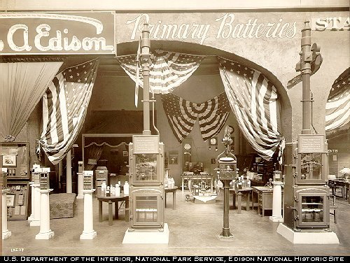 ملف:Edison battery exhibit, 1915.jpg