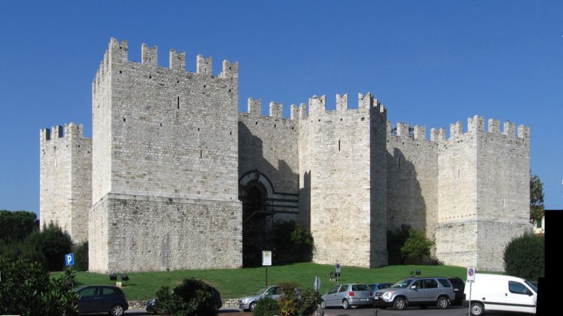 ملف:Prato, Castello dell'imperatore, da S-E.jpg