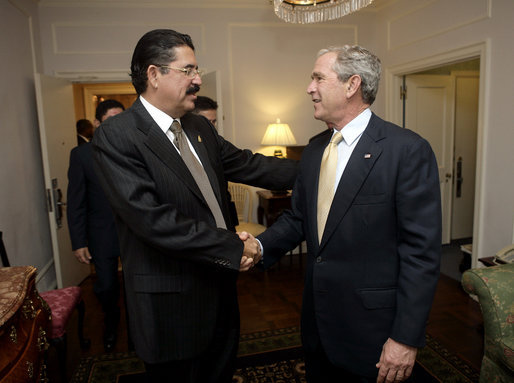 ملف:Manuel Zelaya with George Bush September 18, 2006.jpg