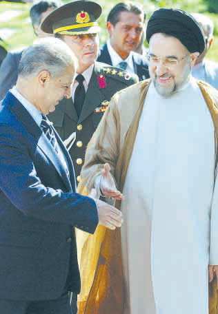 ملف:Mohammad Khatami and Ahmet Necdet Sezer -Tehran - July 17, 2002.png