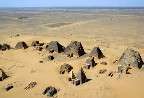 ملف:Sudan Meroe Pyramids 2001.JPG