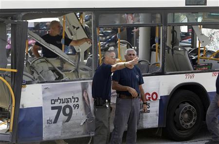 ملف:شرطيان إسرائيليان على مقربة من الحافلة المتفجرة في 21 نوفمبر 2012.jpg