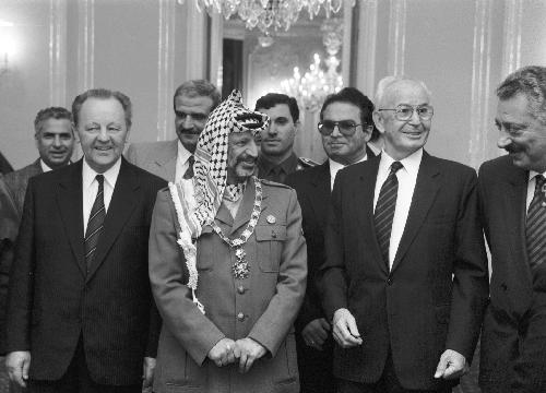 ملف:Arafat-Husak-1989-10-18.jpg
