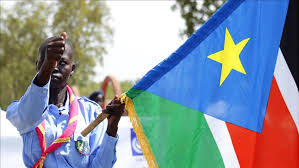 رجل يحمل علم في ذكرى استقلال جنوب السودان