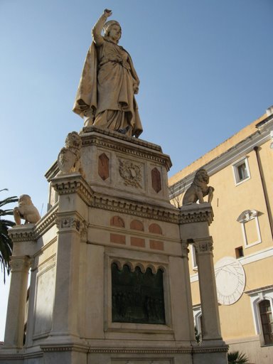ملف:Eleanor statue Oristano.jpg