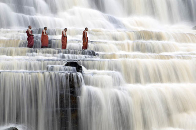 ملف:Meditating monks at Pongour Falls.jpg