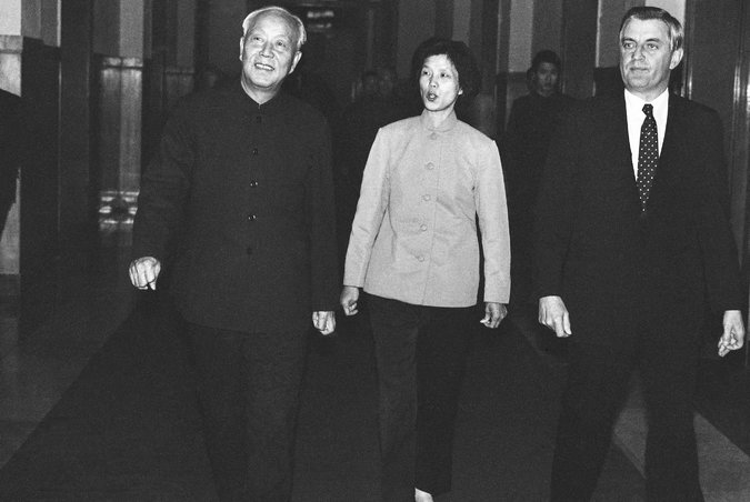ملف:وان لي، ونائب الرئيس الأمريكي والتر موندال في قاعة الشعب الكبرى، بكين، 1981.jpg