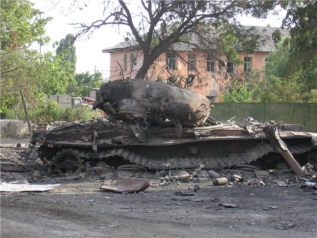 ملف:Burned Georgian T-72 tank in Tskhinvali.jpg