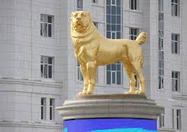 التمثال الذهبي لكلب رئيس تركمنستان الشخصي