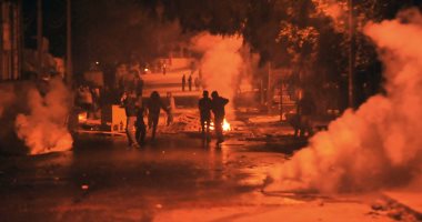 ملف:الشرطة التونسية تطلق الغاز المسيل للدموع لمواجهة المحجتين في جلبة، ديسمبر 2019.jpg