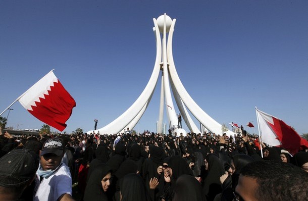 ملف:متظاهرون في ميدان اللؤلؤة أكبر ميادين المنامة 15 فبراير 2011.jpg