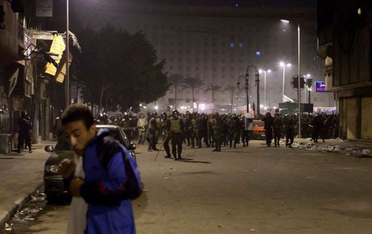 ملف:الشرطة العسكرية تقتحم الميدان في الساعة الثانية صباح واستمر اطلاق النار حتى الثالثة والنصف صباح 9 أبريل 2011.JPG